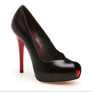 Stuart Weitzman Peep-toe Pump